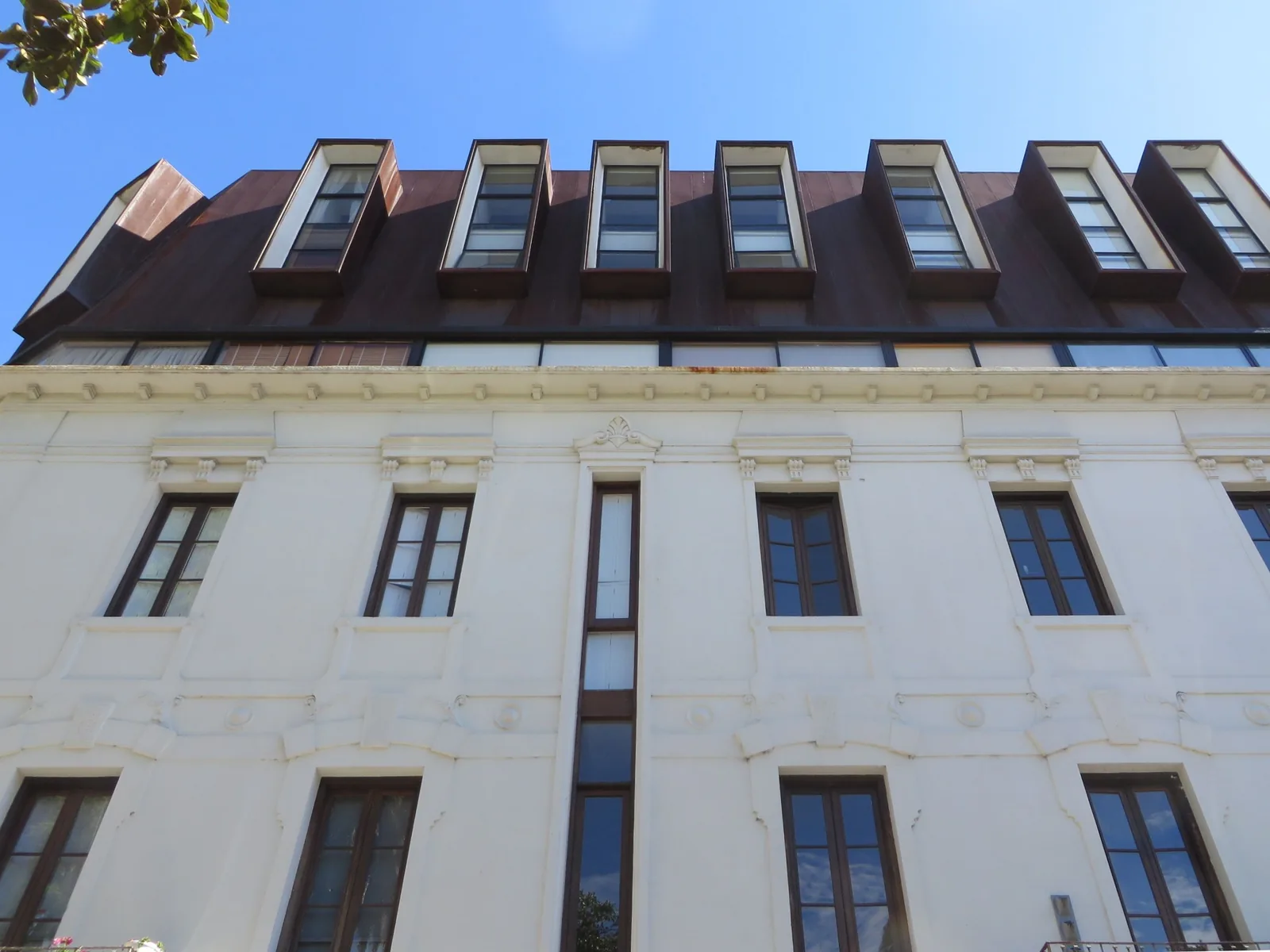 Historische Hausfassade mit modern ausgebautem Dachgeschoss