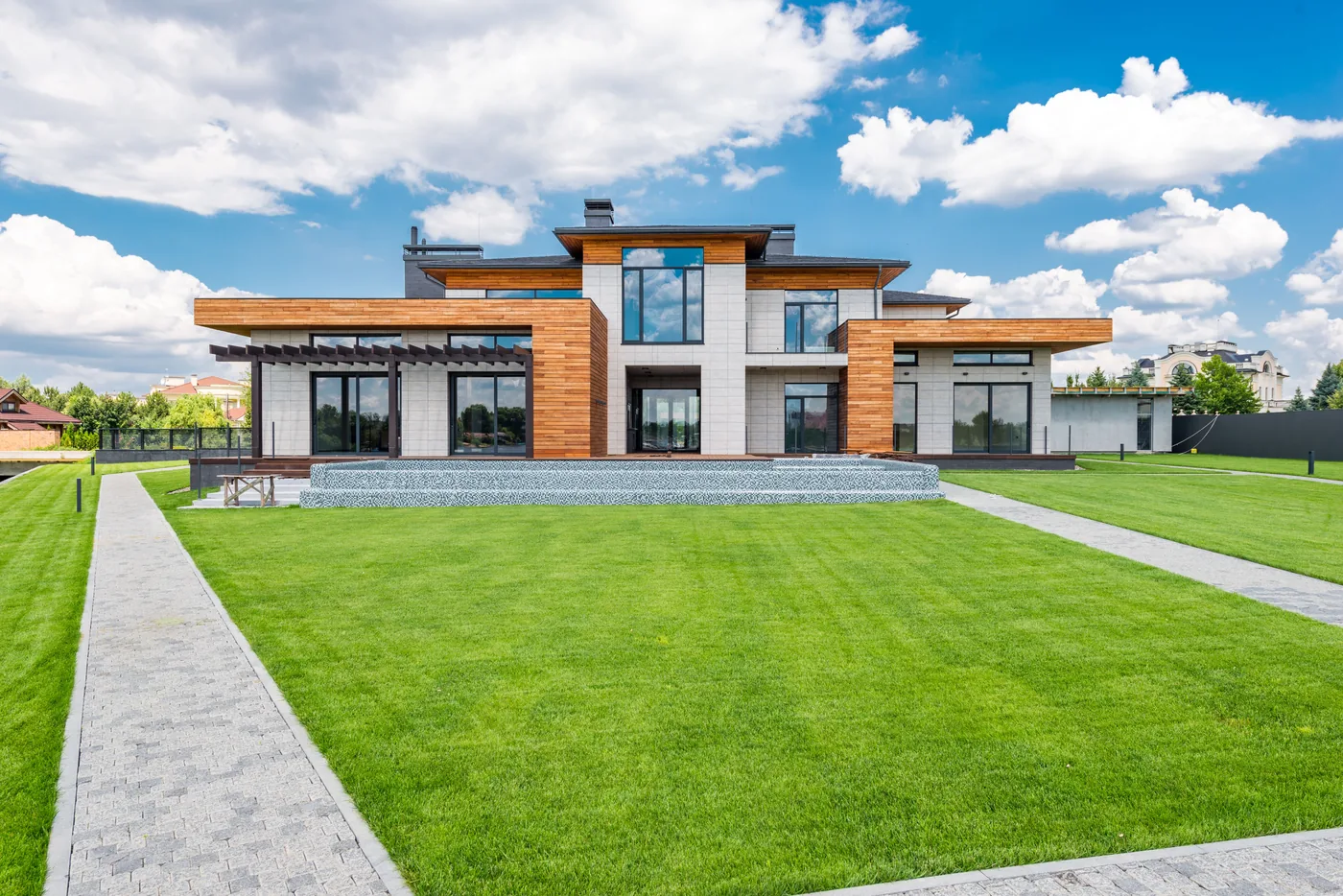 Modernes Wohnhaus mit großzügigem Grundstück bei Tageslicht